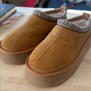 Koolaburra by Ugg Brown Suede Slip-On Platform Shoes size 7